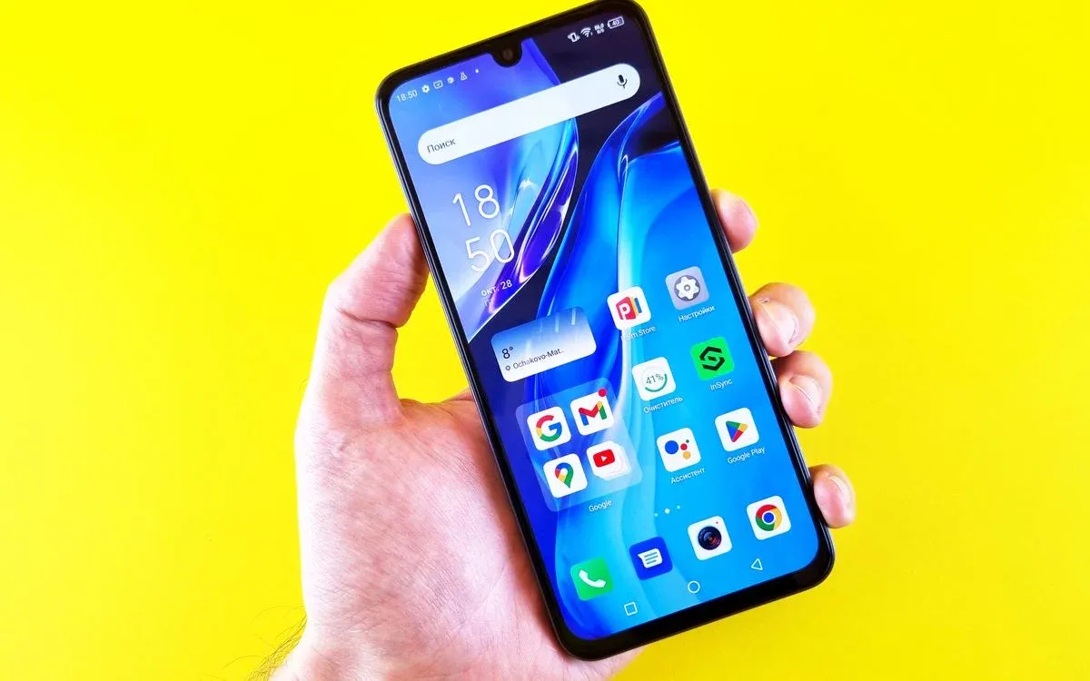 हाथ में पकड़ा Android फ़ोन, जिसकी होम स्क्रीन पर ऐप आइकन दिख रहे हैं