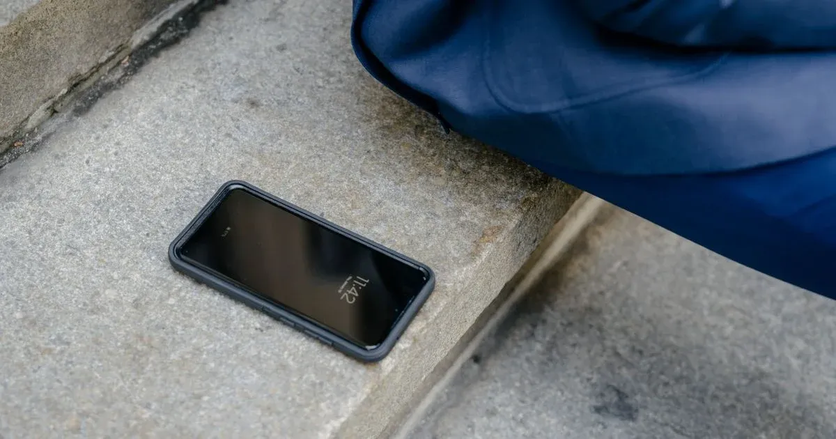 Smartfon leżący na chodniku – zgubiony telefon