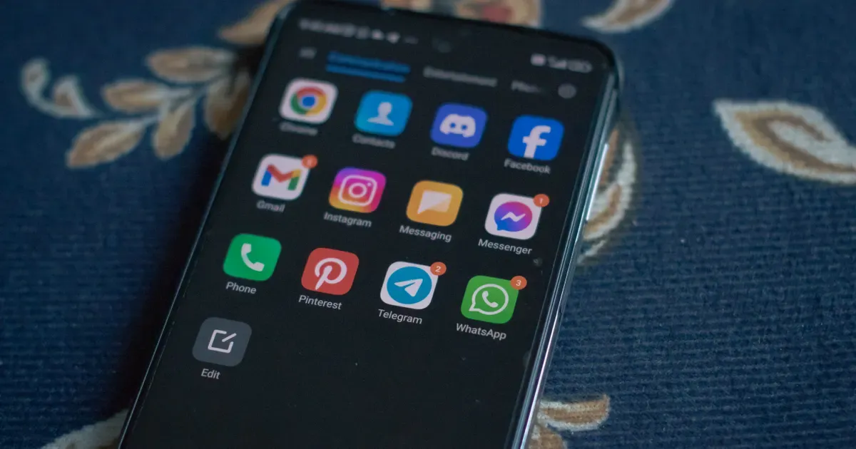 Pantalla de un smartphone con iconos de apps de mensajería, entre ellas Telegram