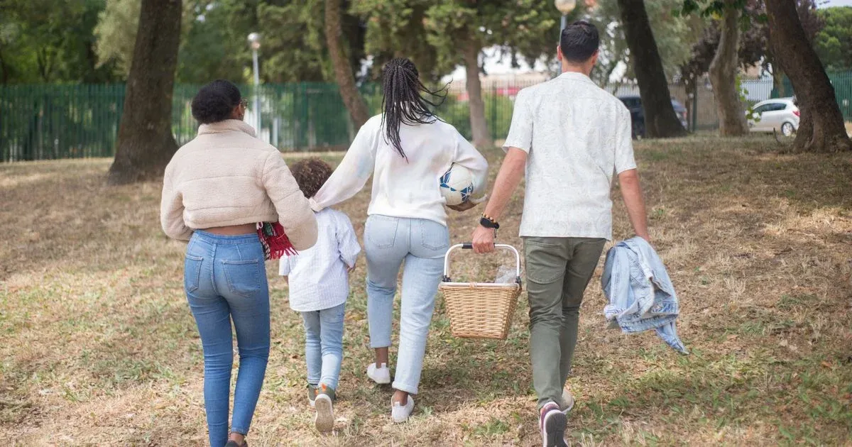 Gezin met kinderen wandelt samen door een park